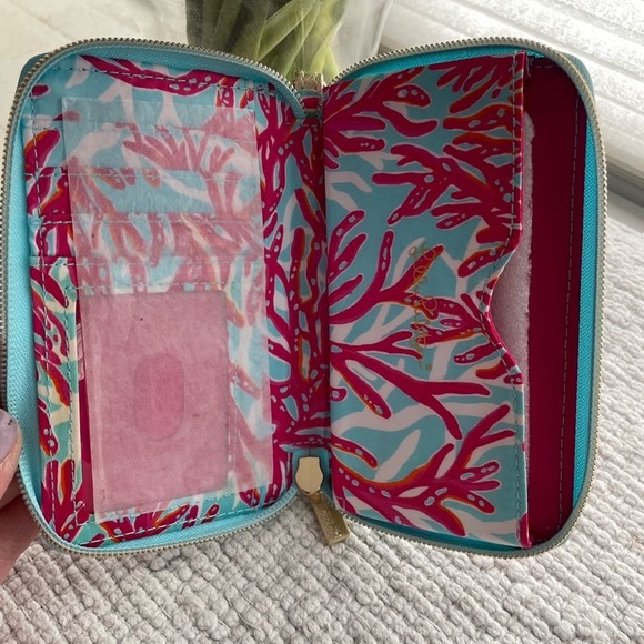 NWT Lilly Pulitzer wristlet Breakwater Blue holds small iPhone - Picture 9 of 9